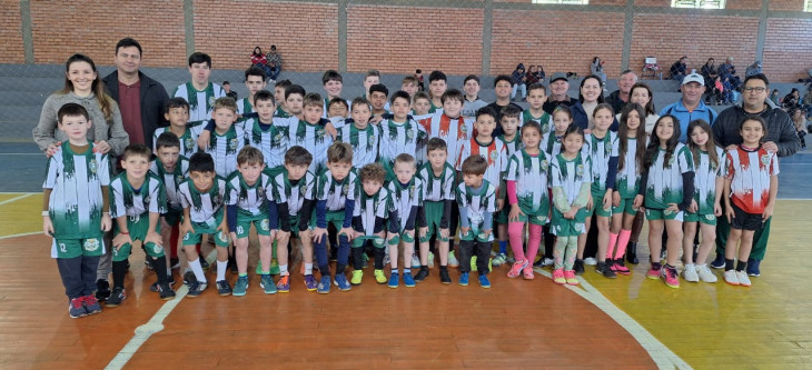 Presidente Oneide participa da entrega de novos uniformes da escolinha Esperan&ccedil;a 